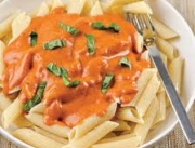 Makaron z sosem pomidorowo-śmietanowym (wege)